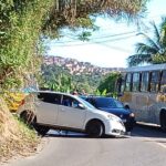 Batida entre carro e ônibus na Estrada Velha de Periperi