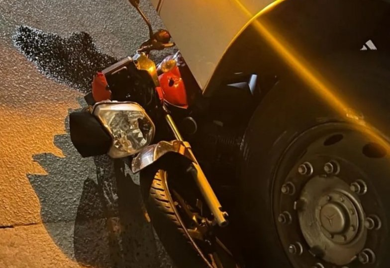Motociclista morre após ser atropelado por ônibus em Ilha Amarela
