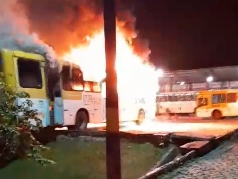 Ônibus pega fogo na garagem da Integra Plataforma em Praia Grande