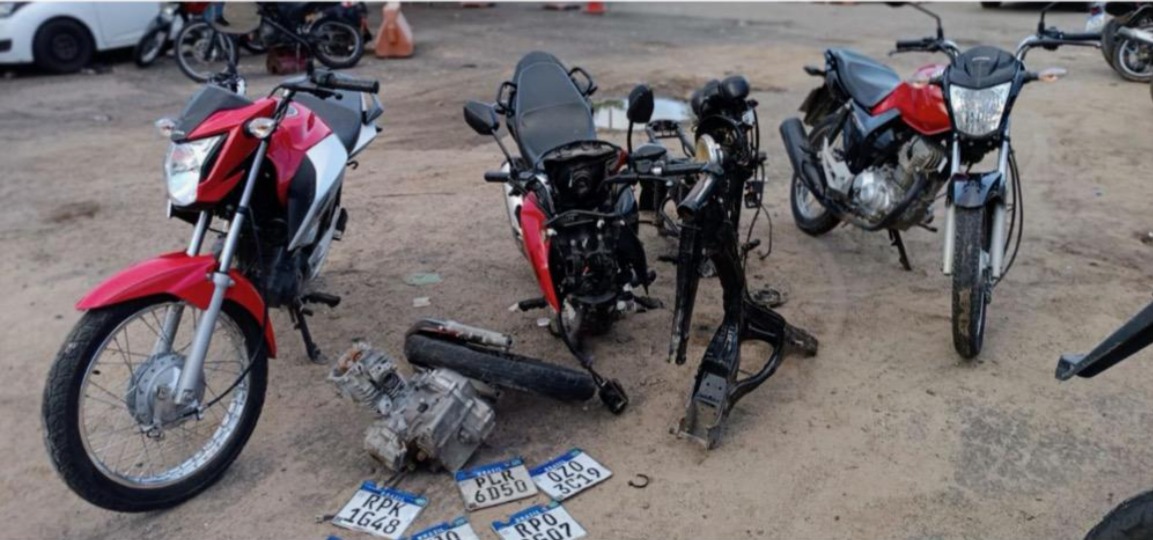 Desmanche de motos roubadas é localizado em Paripe e dois suspeitos são presos