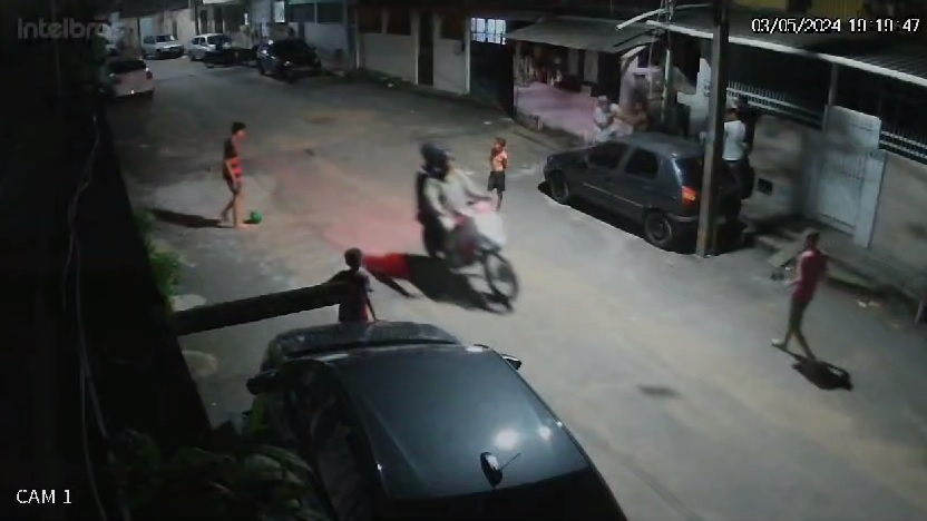 Câmera flagra dupla em moto assaltando moradores de Ilha Amarela